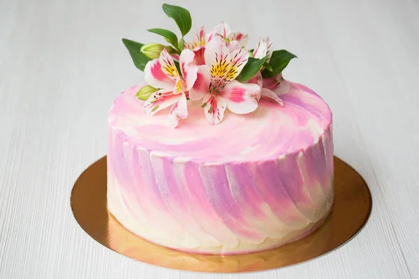 Un pastel con decoración de chocolate rosa y flores —  Fotos de Stock