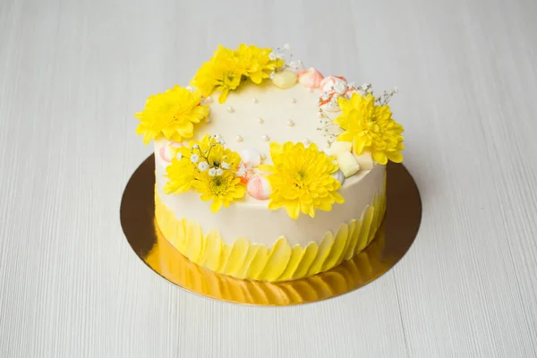 Gâteau aux taches jaunes, chrysanthèmes jaunes et meringue . — Photo