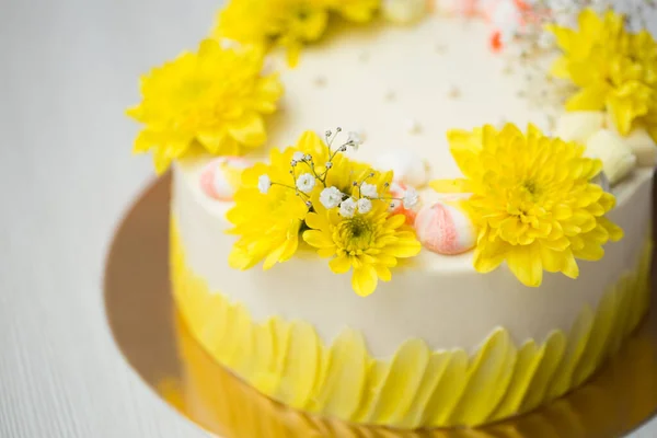 Sárga foltos torta, sárga krizantém és habcsók. — Stock Fotó
