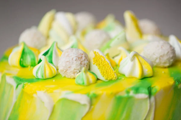 Торт акварельний живопис жовтого і зеленого кольору з блиском, цукерками і зефіром . — стокове фото