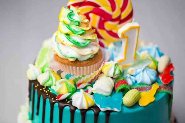 Děti barevný dort k prvním narozeninám — Stock fotografie