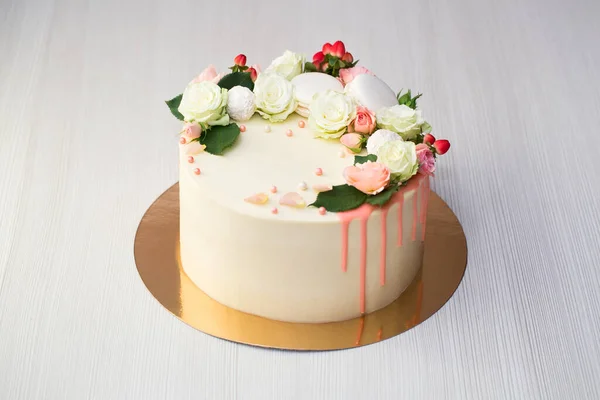 Pastel con flores frescas y galletas de almendras —  Fotos de Stock