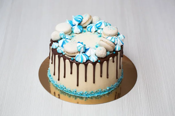 用巧克力条、蓝蛋白和金银花做的蛋糕. — 图库照片