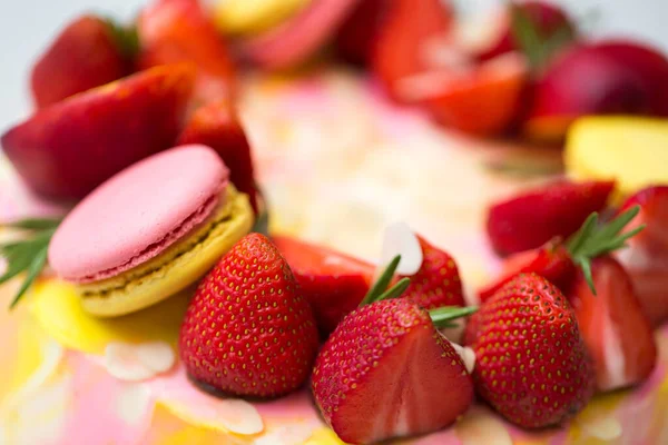 蛋糕，黄色和粉色斑点，草莓，桃子，金银花，迷迭香. — 图库照片