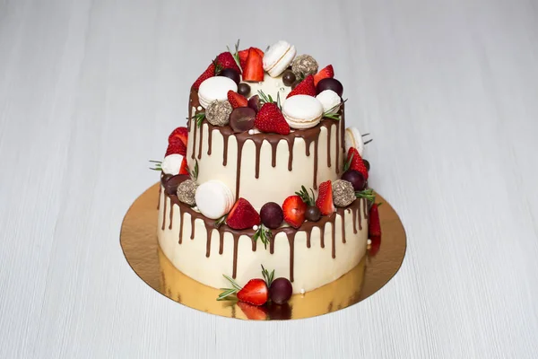 一个带有草莓和巧克力条纹的明亮的蛋糕 — 图库照片