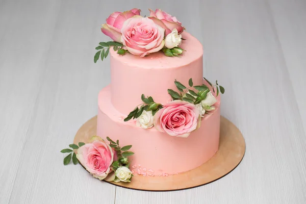 Bolo de casamento rosa delicado com flores frescas — Fotografia de Stock