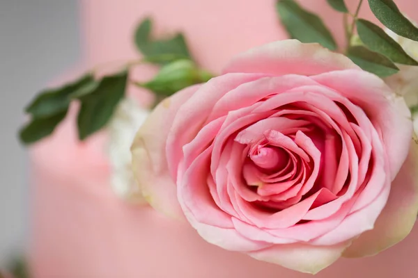 Delicado pastel de boda rosa con flores frescas —  Fotos de Stock