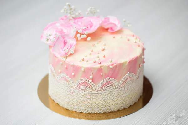 Délicat gâteau rose avec des perles et des fleurs de gaufre — Photo