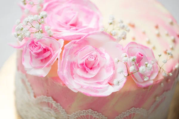 Bolo rosa delicado com pérolas e flores de waffle — Fotografia de Stock