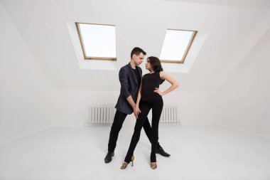 Stüdyoda beyaz arka planda dans eden güzel çift.