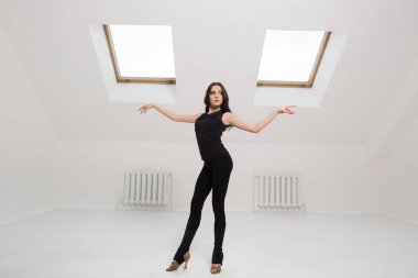 Arka planda kizomba, bachata, semba, taraxia, latino ile dans eden güzel kadın..