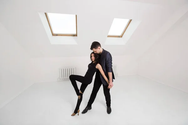 Bella coppia che balla bachata su sfondo bianco in studio . — Foto Stock