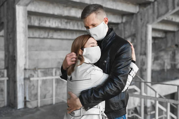 Maschera uomo e donna abbracciare. Coronavirus. Coperta19 — Foto Stock