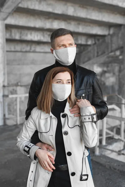 Un abbraccio mascherato tra uomo e donna. Coronavirus. Coperta19 — Foto Stock