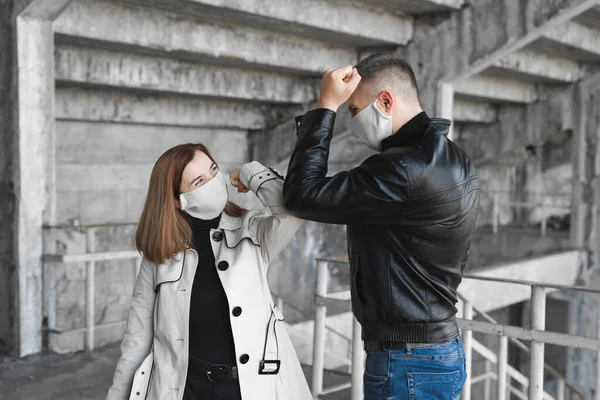 Gomito che urta. Un nuovo modo di salutare per evitare la diffusione del coronavirus, merluzzo19. L'uomo e una donna urto gomiti invece di abbraccio o stretta di mano — Foto Stock