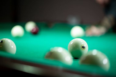 Yeşil bilardo masasında bilardo topları.