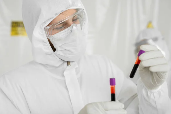 Virus Corona in laboratorio. Gli scienziati tengono gli esami del sangue. Nuova epidemia di coronavirus 2019 nCoV — Foto Stock