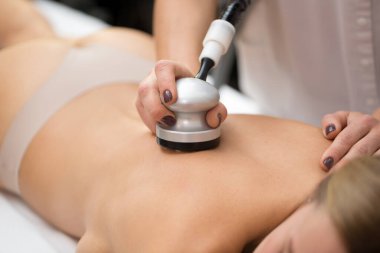 Vakum silindir masaj. Rakam donanım düzeltilmesi bir vakum-silindir manipülatör ile donatılmış ekipman yardımıyla. Masaj geri.