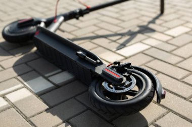 Kaldırımda elektrikli bir scooter var..