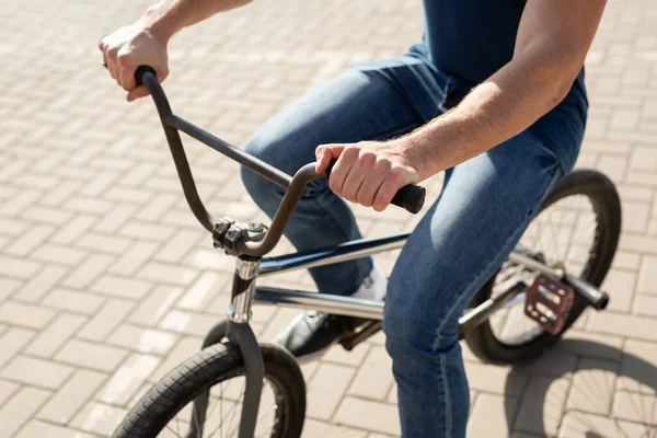 Fiatal városi Bmx versenyző a városban. — Stock Fotó