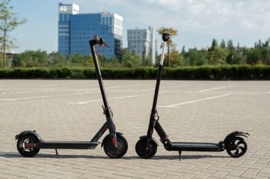 Modern elektrikli scooter 'lar sokağa park ediyor..