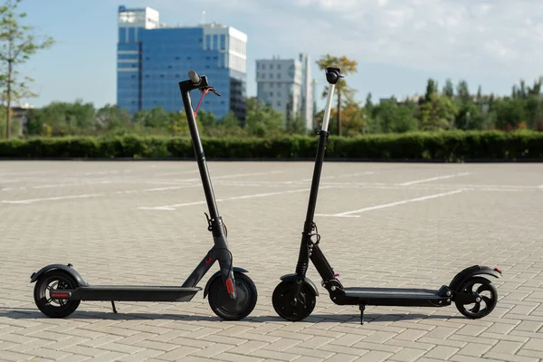 Modernos scooters eléctricos aparcando en la calle. — Foto de Stock