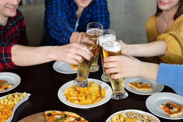 バーでピザの近くにビールをクリックします。友達の休憩とピザを食べる. — ストック写真