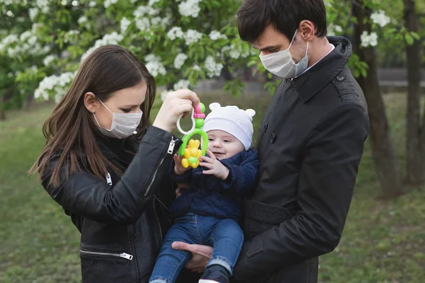Familie trägt medizinische Schutzmaske zur Verhinderung des Virus Covid-19. — Stockfoto