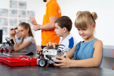 Eğitim, çocuk, teknoloji, bilim ve insan kavramı - grup robotlar robot okul ders bina dizüstü bilgisayar ile mutlu çocuk.
