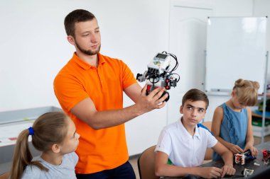 öğretmen ile onların robot eğitim projede çalışan çocuklar.