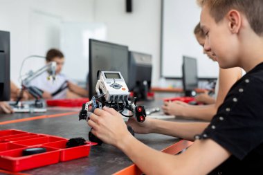 genç çocuk programlama robot sınıfında, kök eğitim kavramı konsantre.