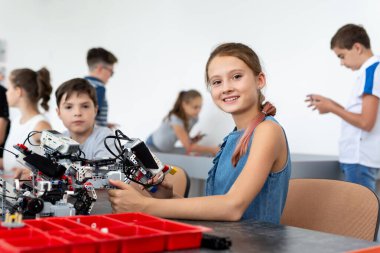 Okulda robotik dersinde küçük şirin bir kızın portresi..
