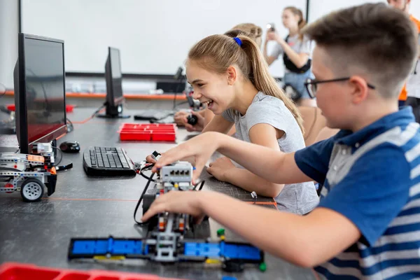 Des écoliers programment un robot en classe. — Photo