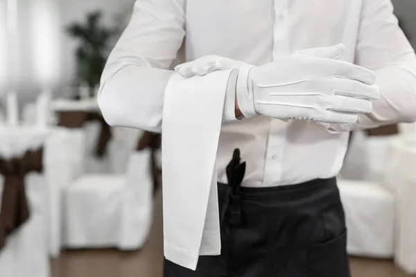 Крупный план руки официантов с полотенцем — стоковое фото