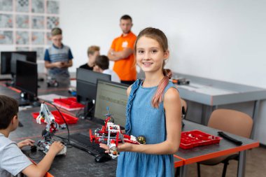 Okul Sonrası Bilgisayar Kodlama Sınıfında Kız Öğrenci Bina Robot Araç Portresi.