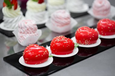 El yapımı tatlılar pastanenin masasında..