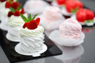 El yapımı tatlılar pastanenin masasında..