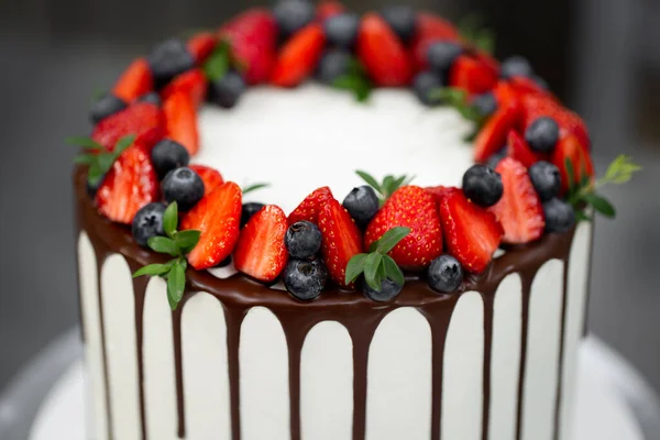 厨房里有巧克力条和浆果的蛋糕. — 图库照片