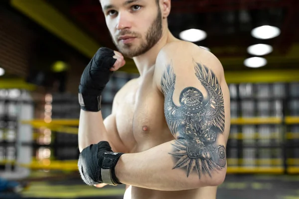 Retrato de un boxeador con vendajes en las manos. El concepto de deporte — Foto de Stock