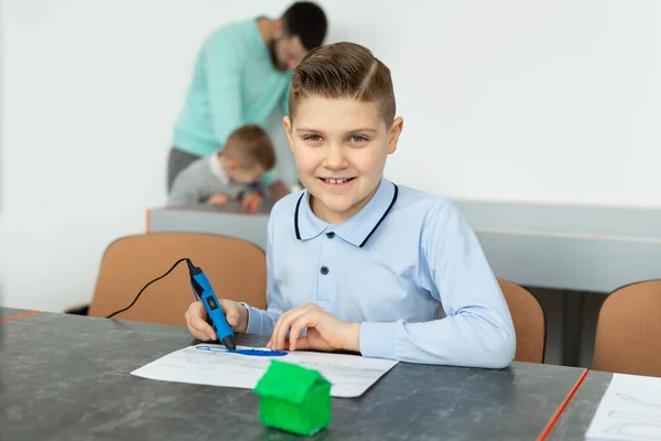 Enfant utilisant un stylo d'impression 3D. Garçon faisant un nouvel article. Concept créatif, technologique, récréatif, éducatif . — Photo