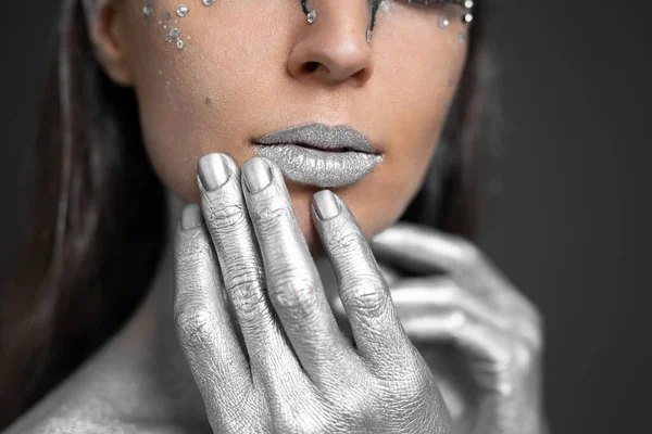 Retrato de una hermosa mujer con pintura plateada en la piel y el cabello — Foto de Stock