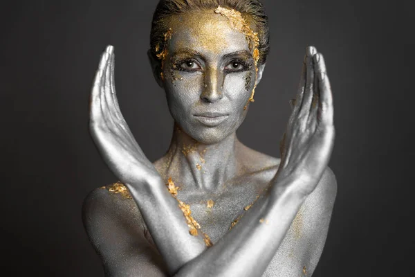 Retrato de una hermosa modelo femenina con pintura dorada y plateada en su piel y cabello en el estudio — Foto de Stock