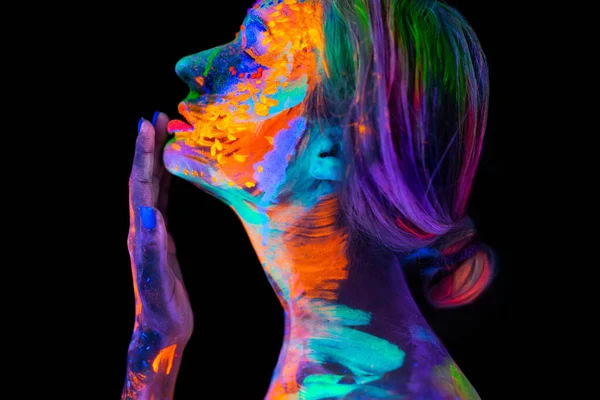 निओन लाईटमध्ये सुंदर तरुण स्त्री. रंगीत मेकअपसह अतिनील प्रकाश मध्ये पोझिंग फ्लोरेसेंट मेकअपसह मॉडेलचे पोर्ट्रेट . — स्टॉक फोटो, इमेज