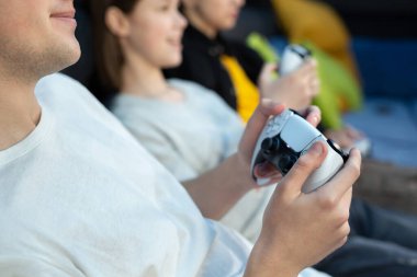 Konsol oyunu oynayan çocukların eline yakın çekim.