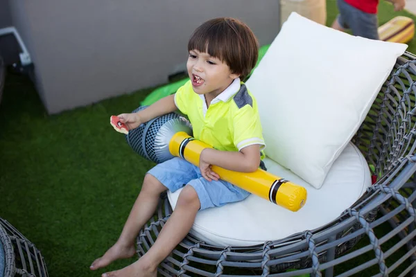 Junge mit aufblasbarem Mikrofon bei Kindergeburtstag — Stockfoto