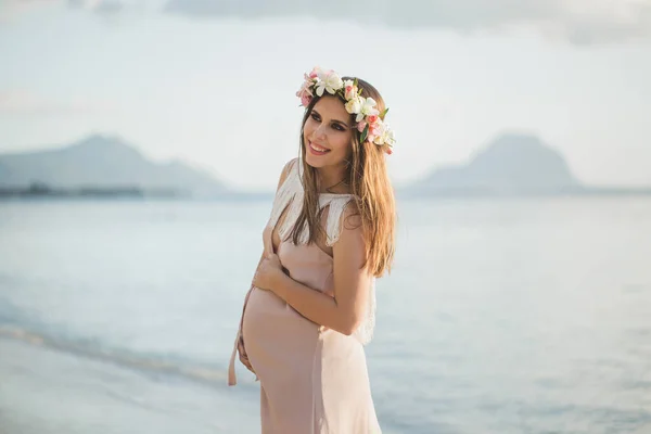 Έγκυος γυναίκα σε ένα όμορφο φόρεμα στον ωκεανό — Φωτογραφία Αρχείου