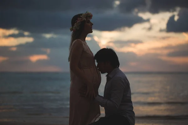 Hermosa chica embarazada y hombre al atardecer . —  Fotos de Stock