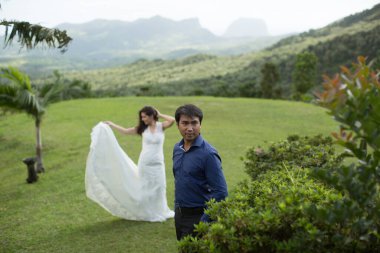 Tropik bir adanın dağlarında güzel bir düğün.