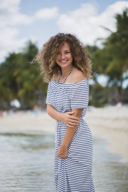 Palmiye ağaçlarının arkasında güzel bir kız.