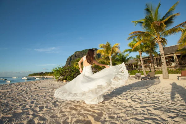 Bela noiva em vestido branco na praia. — Fotografia de Stock